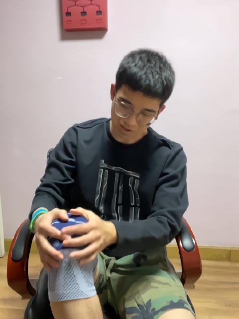 前两天收到了 Bauerfeind 保而防的护膝和护腕