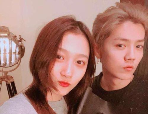 关晓彤延迟毕业添锤?毕业照上查无此"彤"