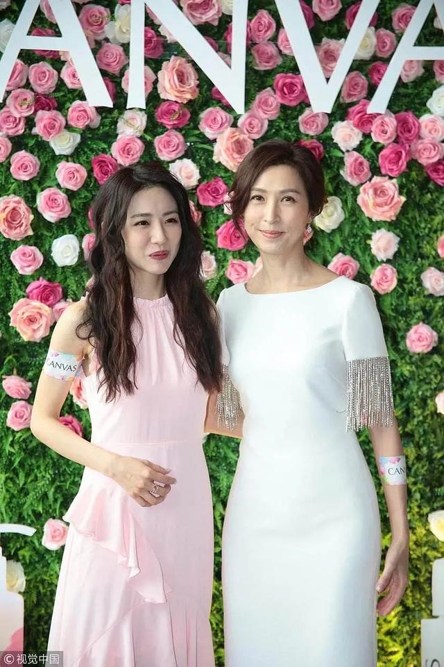 520最新狗粮,刘青云搂着老婆过马路,扶郭蔼明上车太甜太浪漫了