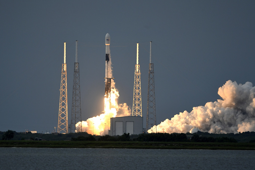 美国spacex发射51年来首颗南向火箭02实现陆地回收