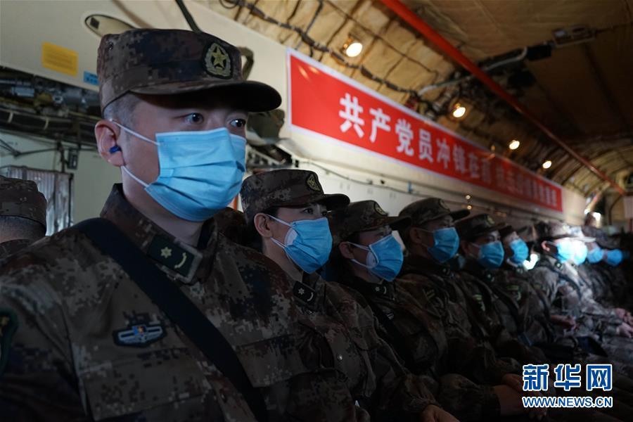 新華社發(李世寧 攝)2月2日,空軍大型運輸機抵達武漢天河機場後,機組