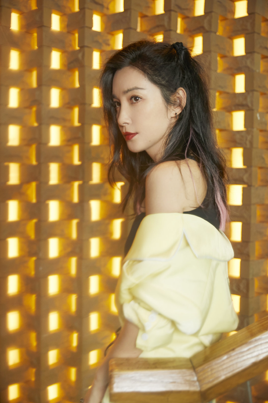 李冰冰男友风西装酷飒摩登 粉发挑染玩色时尚