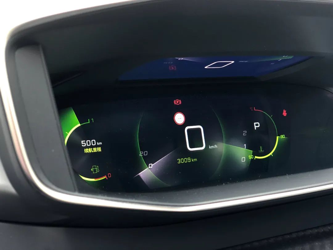 具有裸眼3d效果的全液晶仪表盘,其实现原理类似于hud抬头显示器,非常