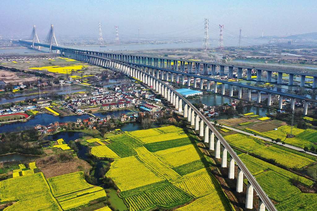 铜陵市义安区东联镇境内的铜陵长江公铁大桥三条南引线——庐铜铁路