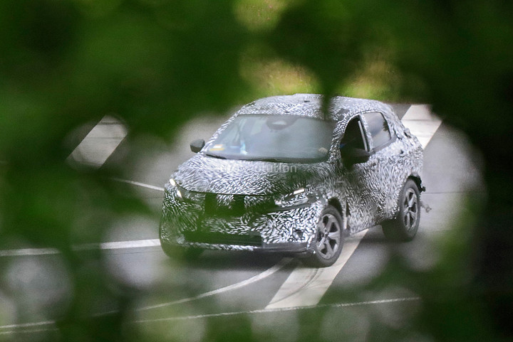 all-new-nissan-rogue-sport-spied-in-europe-hiding-as-the-2021-nissan-qashqai_10.jpg