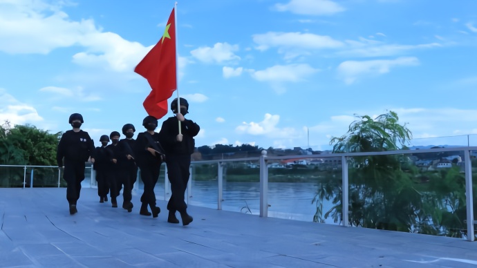 中缅边境瑞丽江畔，边防民警在岗位上祝福祖国