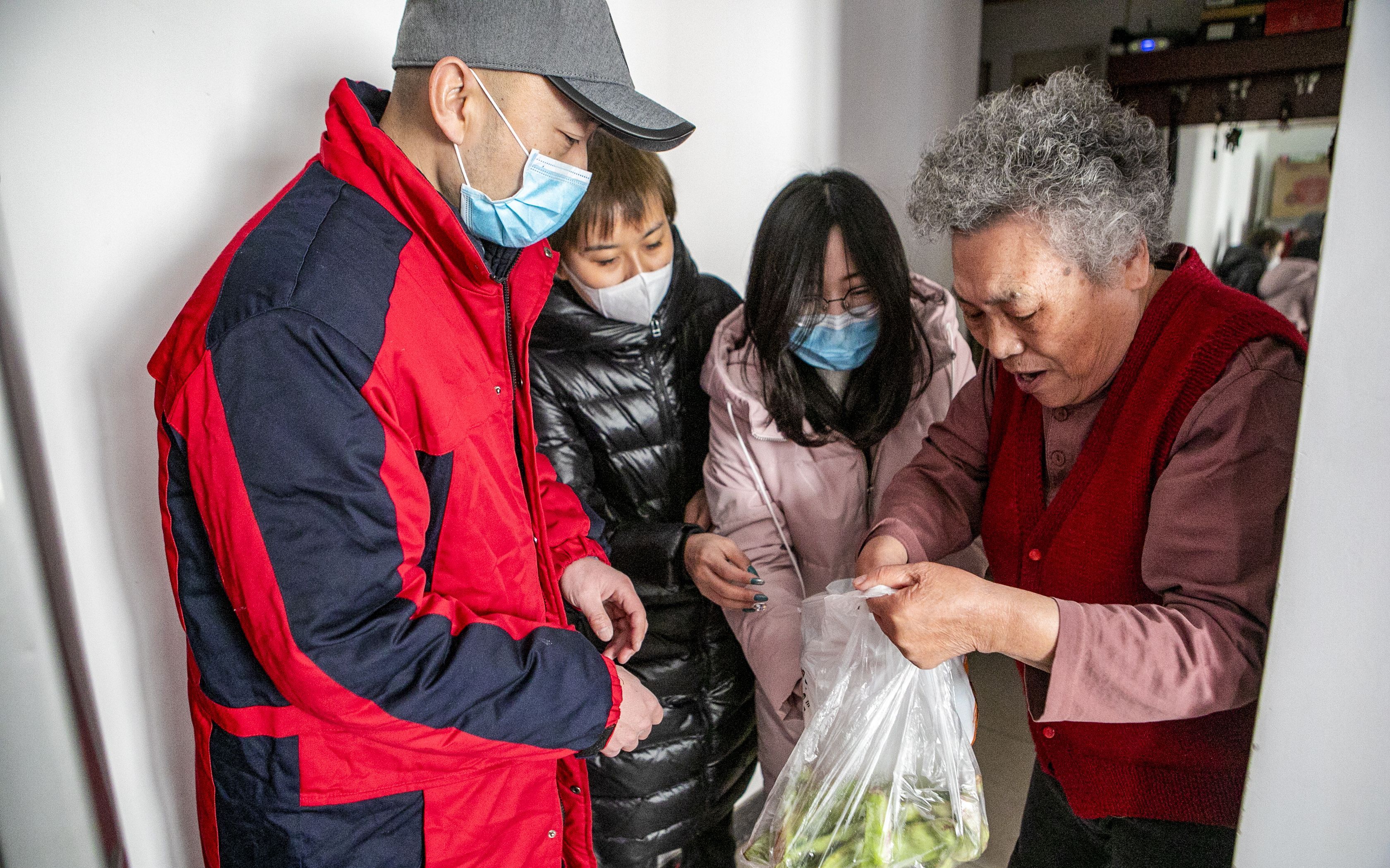 忠实里社区纪委书记李琳为孤寡老人上门送口罩和蔬菜