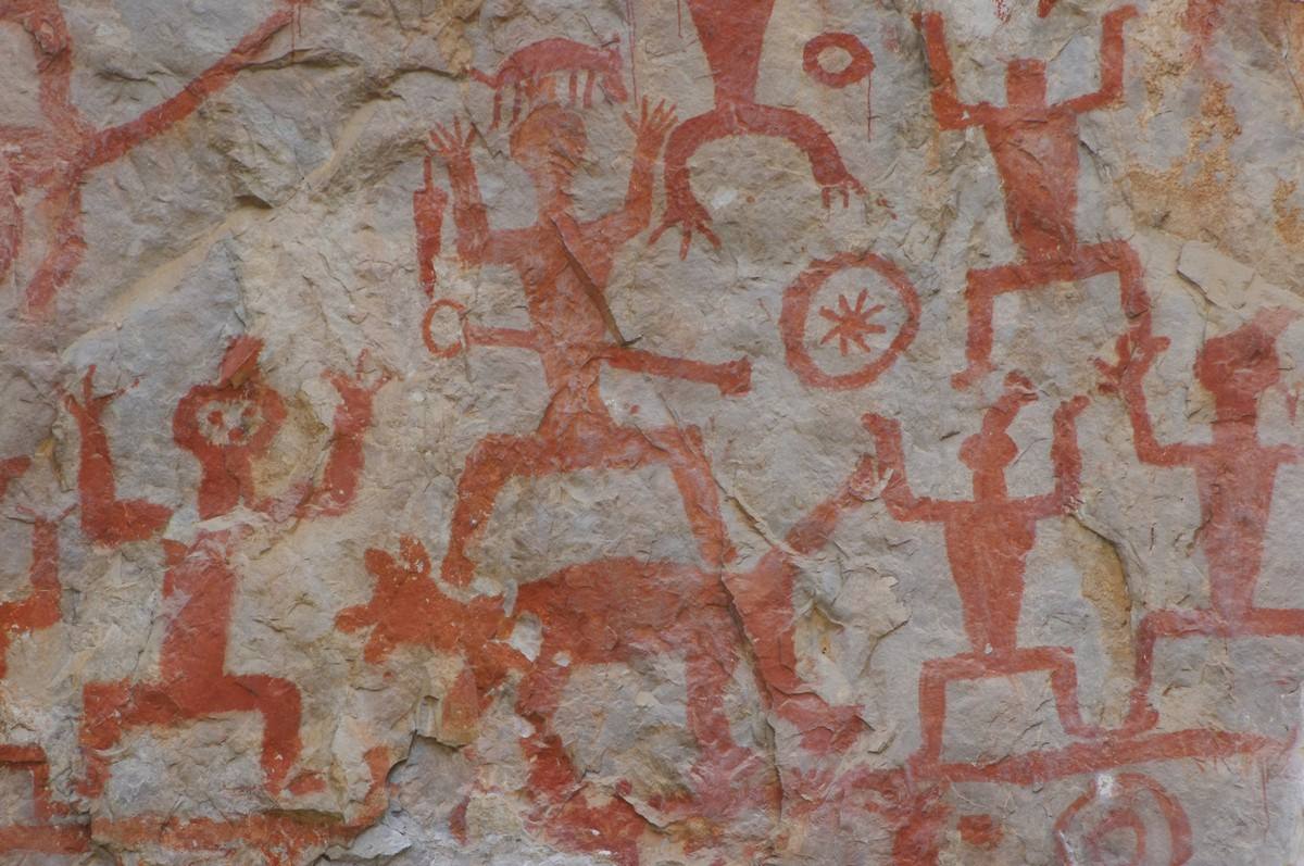 中国岩画遍布全国各地,历史最久远的距今已达万年以上,年代较近的发生