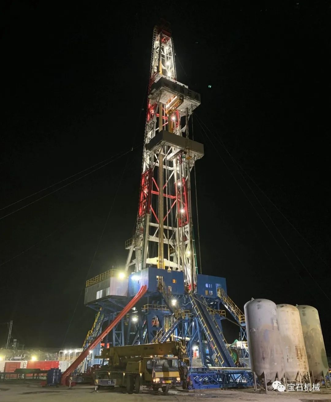 国内首套超深井8000米四单根立柱钻机在新疆顺利完成一开作业__凤凰网
