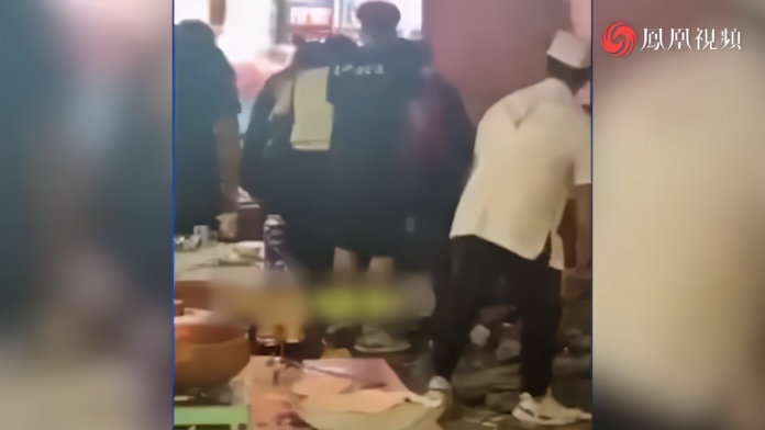 漳州一试营业餐饮店坍塌，多名顾客被砸伤送医
