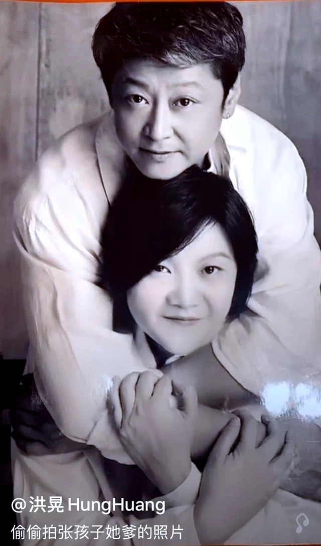 59岁洪晃首度公开与现任丈夫合照，网友：比陈凯歌帅多了