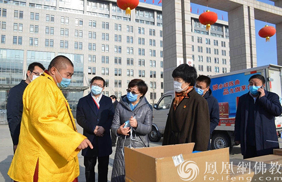 捐赠抗疫物资现场(图片来源:凤凰网佛教 康宁寺提供)