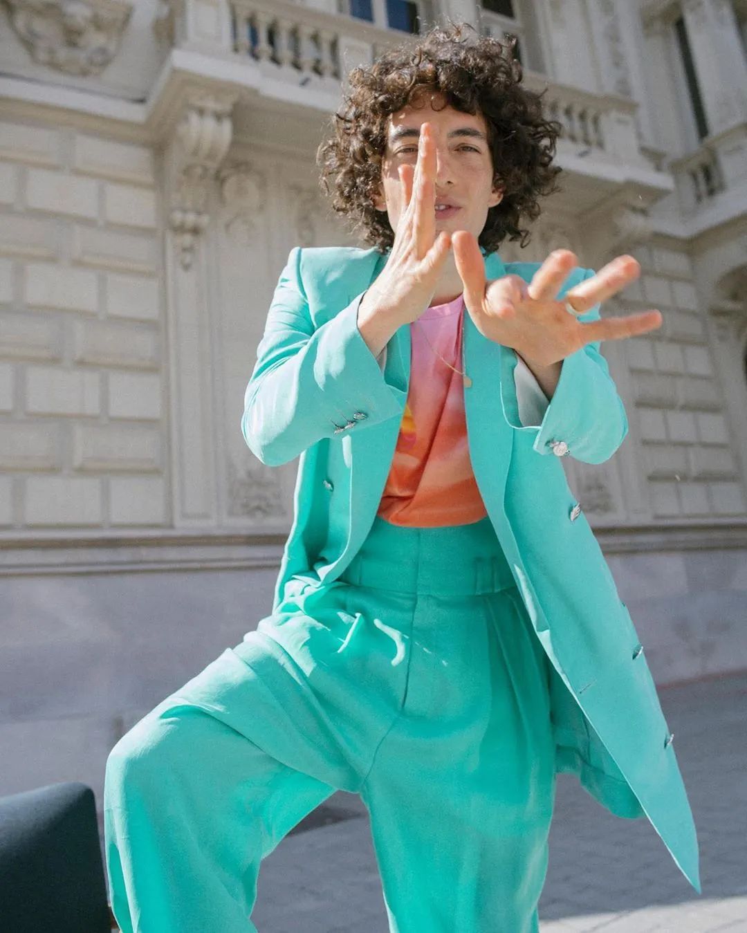 名校风暴整个剧组的男人都被时尚品牌盯上了