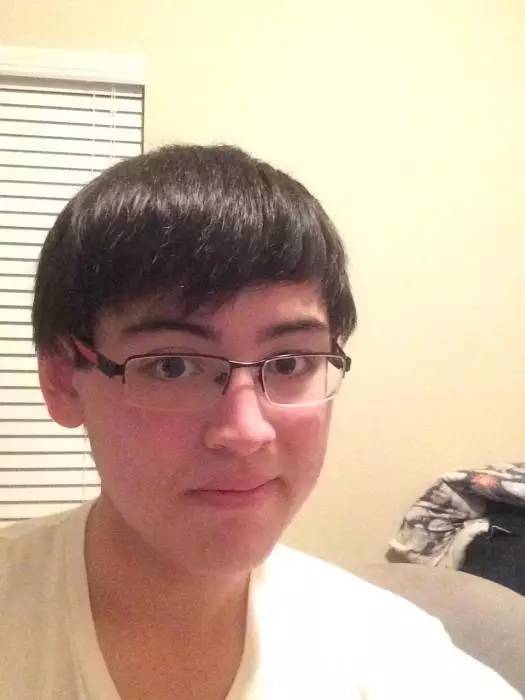 变性人(transgender),他勇敢地将自己服用雌性激素(荷尔蒙)的照片上传