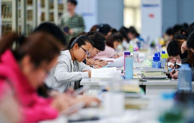 你以为的大学生活VS现实中的大学生活,网友:真实的没法看__凤凰网