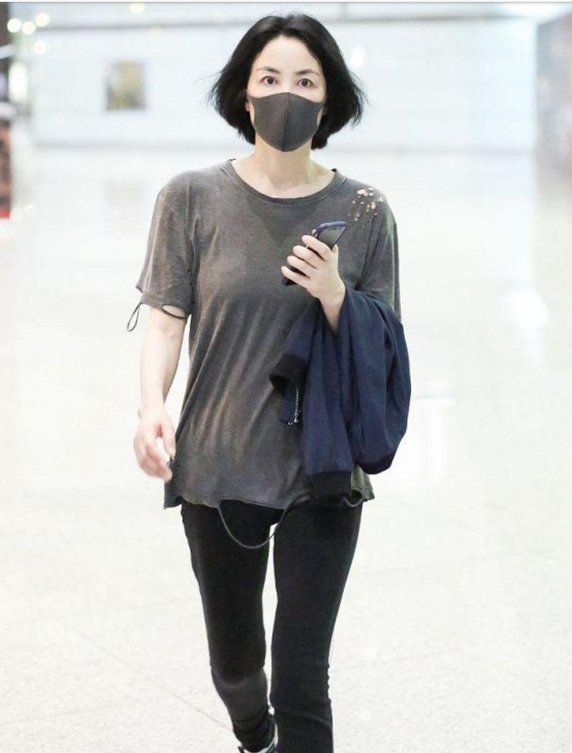 天后王菲真惊艳,穿白t恤帆布鞋打扮似少女,霸气坐姿亮了