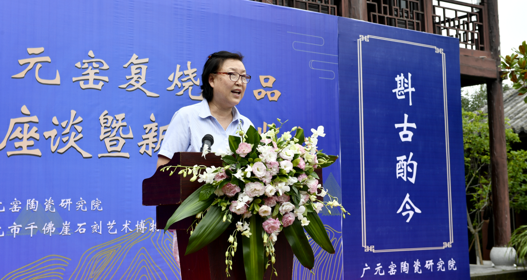西泠印社社员代表向广元窑陶瓷研究院赠送闲章并讲话