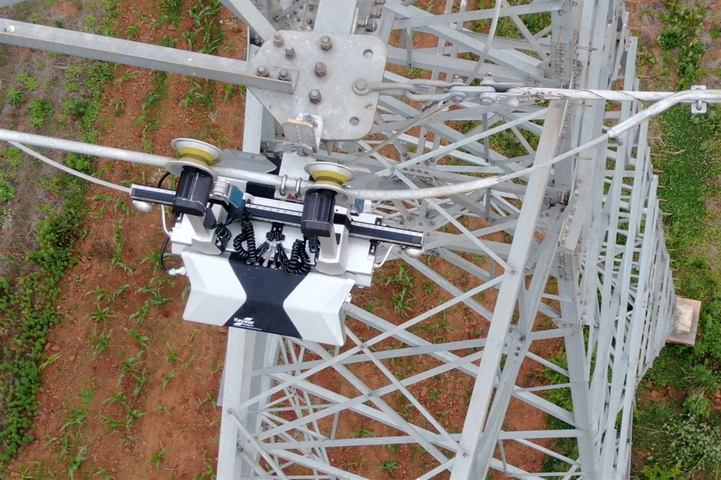 云南首款线路巡检机器人成功开展首次高压带电巡检试验