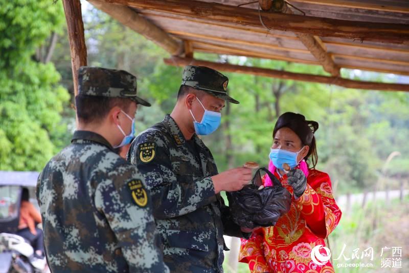「柳州」广西柳州：武警官兵助力扶贫产业复工复产