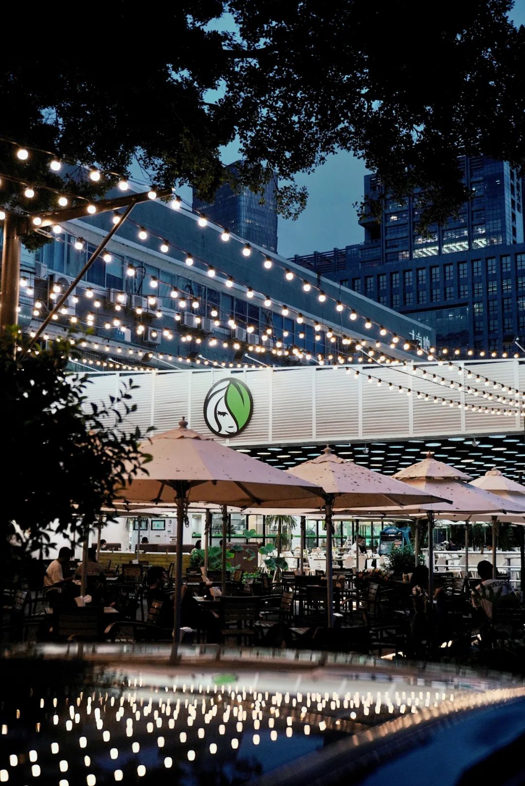 2300 平. 超大外摆区,600 人一起喝茶