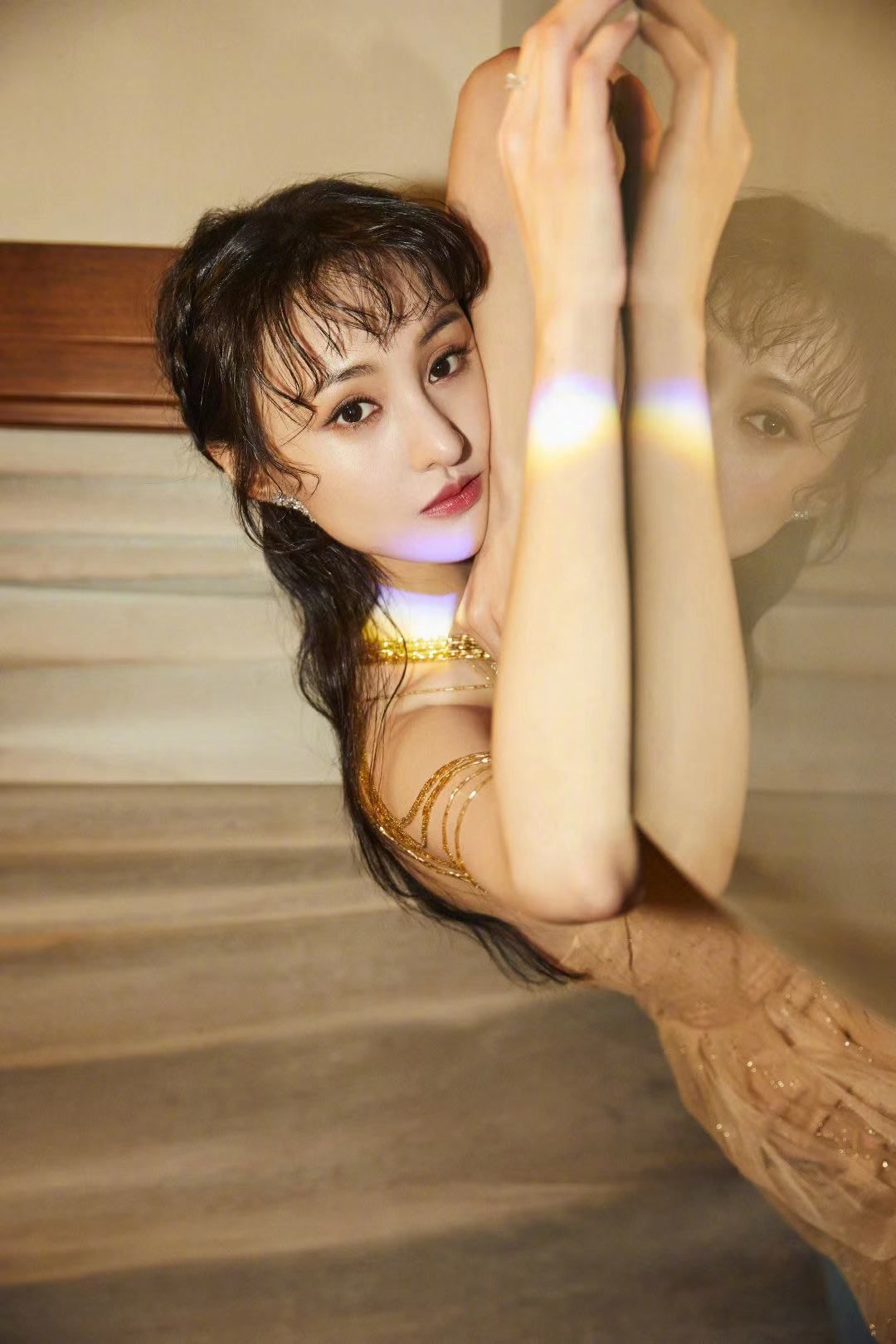 郑爽爸爸在朋友圈晒郑爽弹钢琴背影照鼓励郑爽,表示:"壳子你的努力