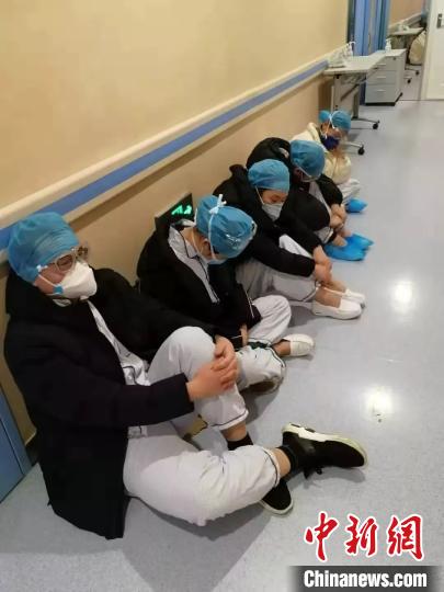 累得席地而睡医护人员口述武汉一线的战斗