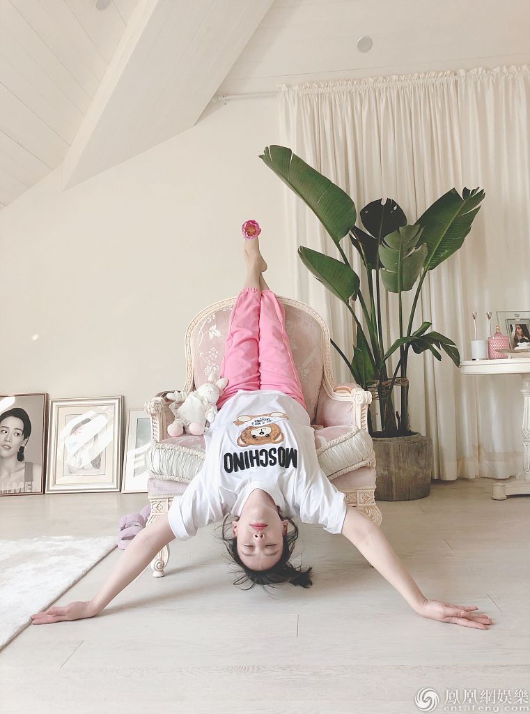 少女躺马思纯示范倒立减肥法躺姿美丽撩人直击芳心