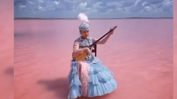 视听盛宴！哈萨克少女在粉色湖泊演奏冬不拉