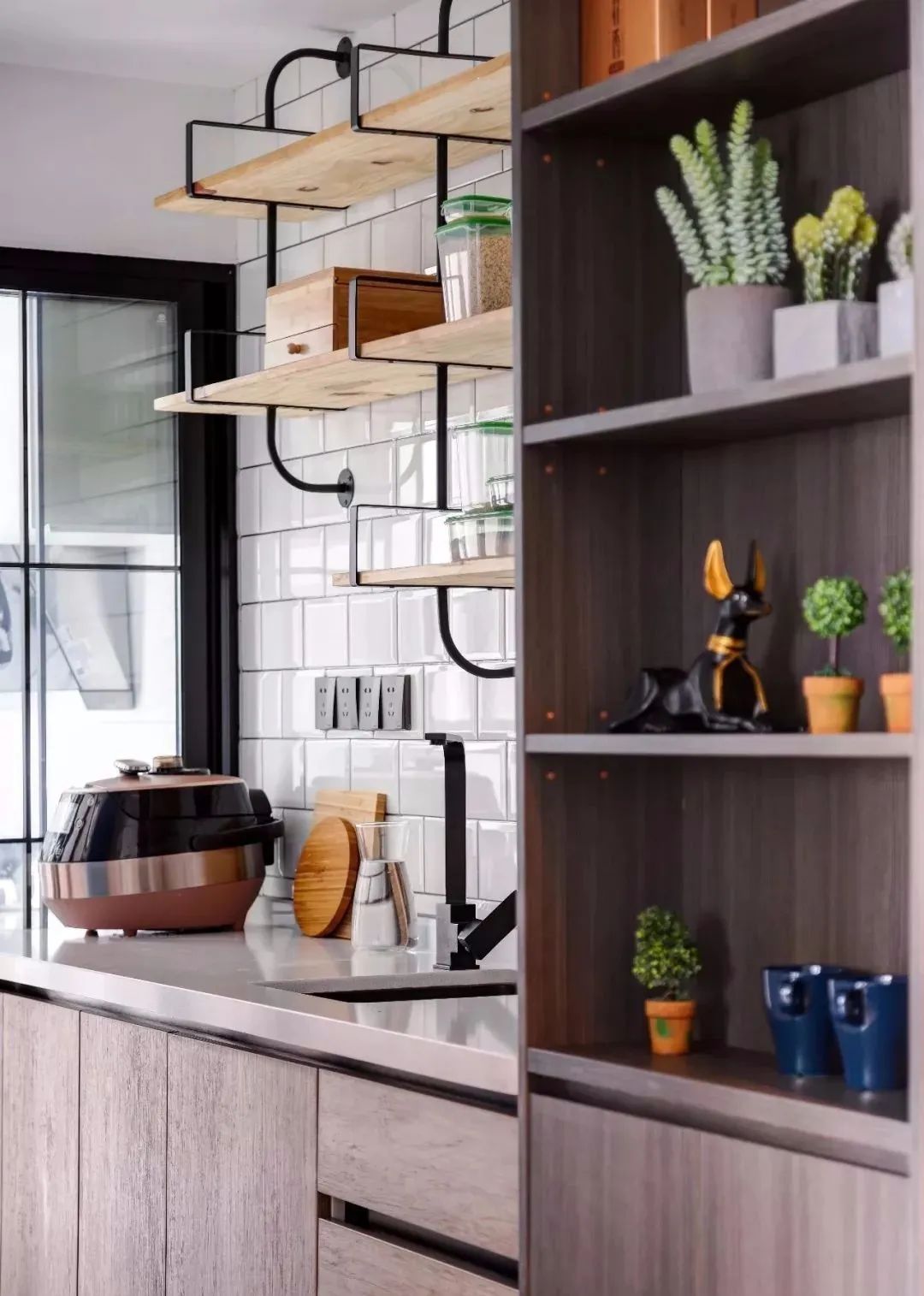 ▼ 以黑框玻璃门作为隔断,形成可开合的通透中厨,增大了采光面积也