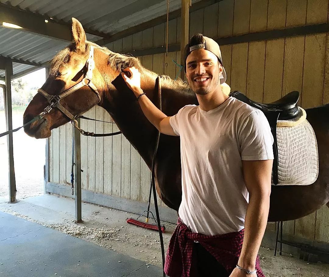 gil soares来自葡萄牙,拥有着南欧人的那种健康体魄,身材健美,登上本