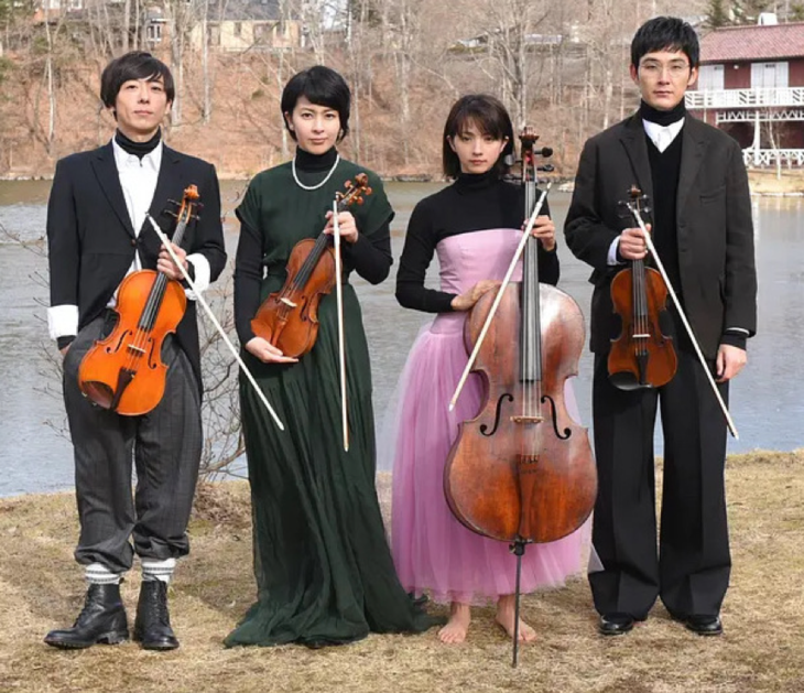 剧中,光妹饰演的世吹雀表面自由散漫,丧气十足:喜欢在表演大提琴时光