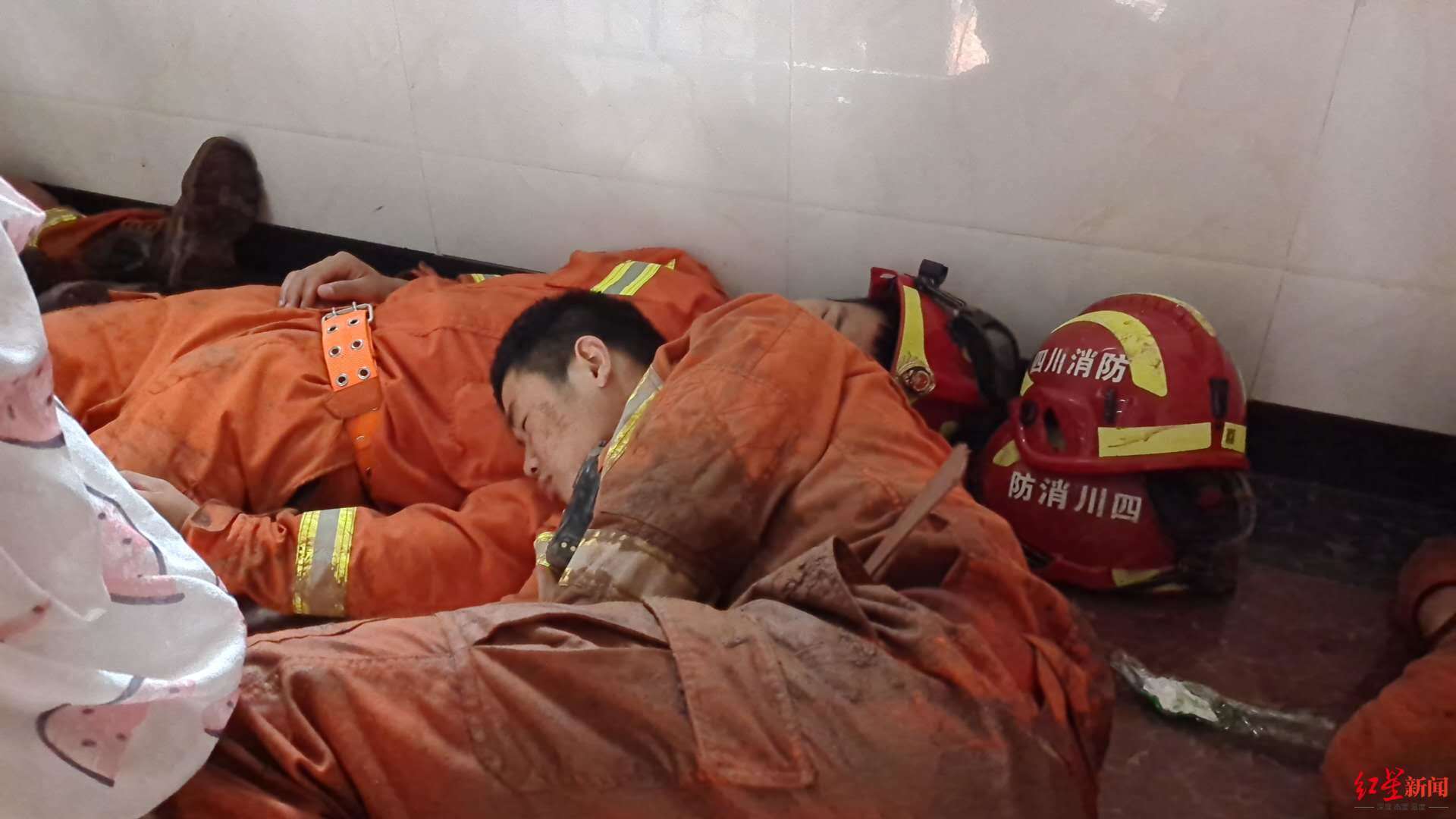 这个瞬间让人心疼雅安暴雨救援连夜奋战11小时消防员们躺在地上睡着了