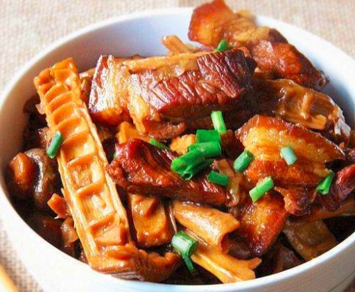 教你做不放油的冬笋红烧肉笋干饱吸肉汁红烧肉更是肥而不腻