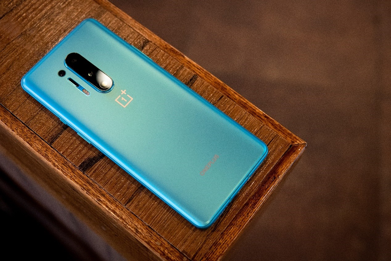 我是一个比较重视颜值的人,追韩剧看男女主,用手机也要看外观.