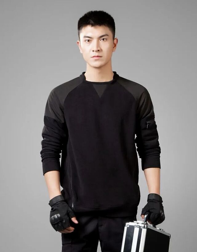 穿上这件超帅卫衣,警察轻松克服倒春寒