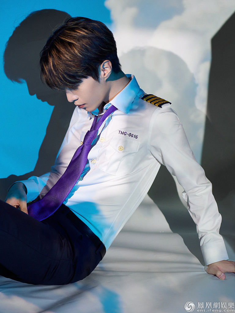 范丞丞变机长在线秀制服杀身姿挺拔干净帅气似偶像剧男主