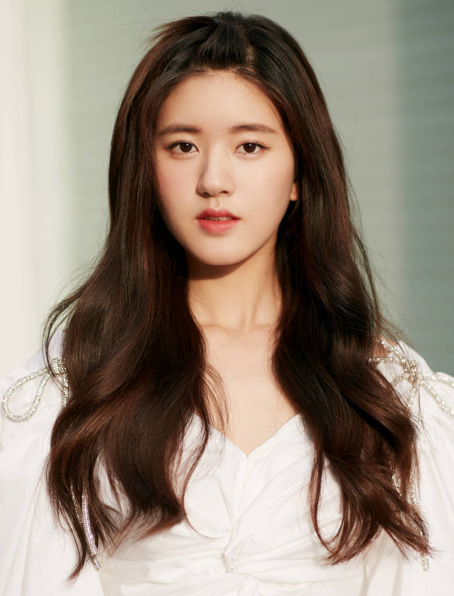 凭借网剧爆红后,赵露思的曝光率提高,她算是当红小花了吧?