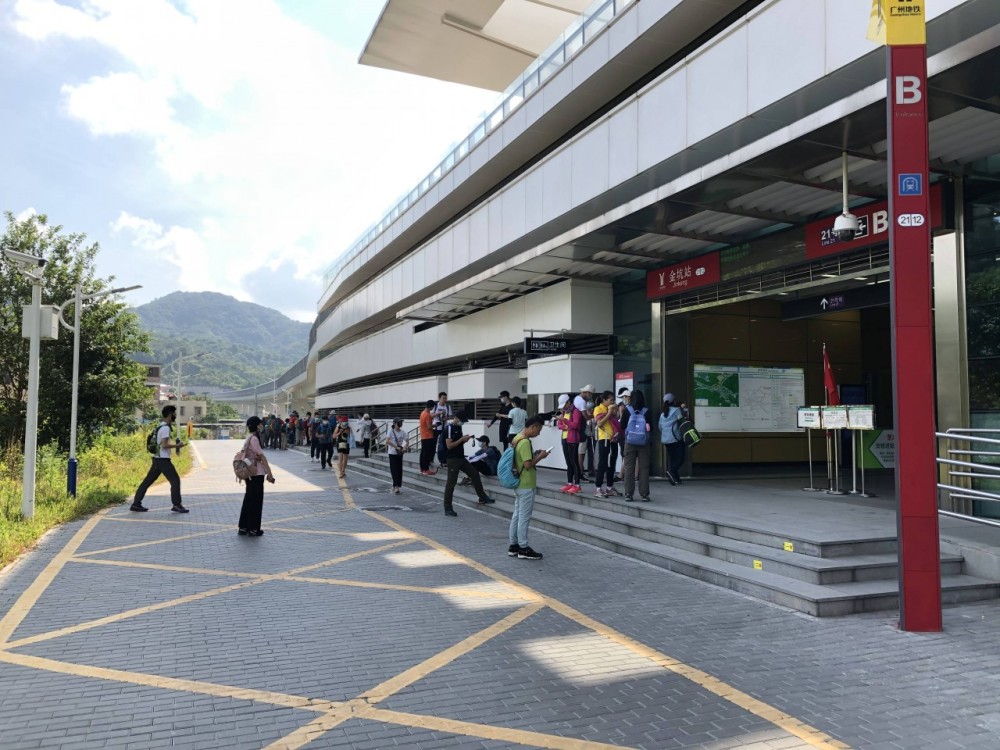 石牙顶天坑-媲美六片山天池