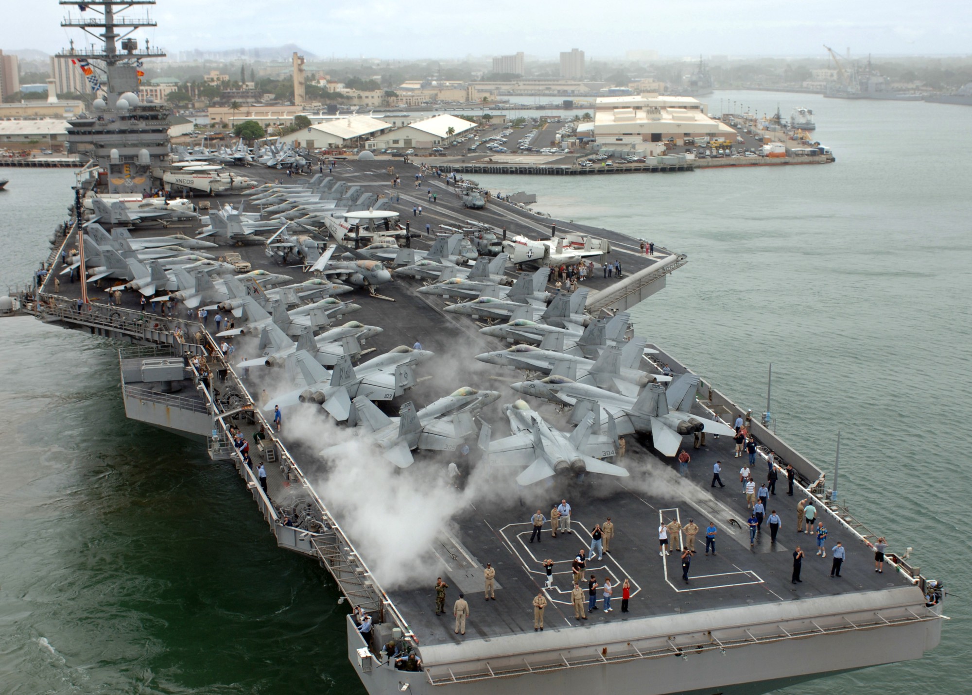 图鉴:"尼米兹"级航空母舰"里根"号展示舰载打击力量