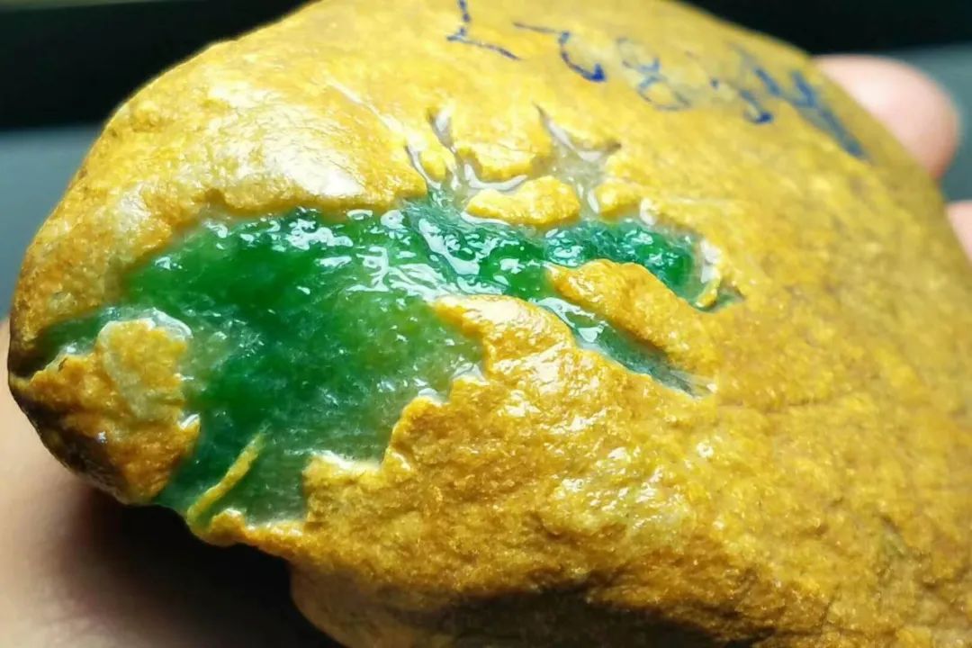 小伙花八万买的一块黄加绿原石,开窗后惊呆了!