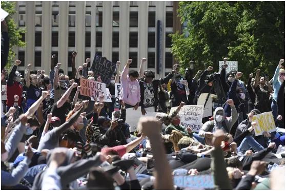 骚乱第6天，终于有人想起疫情了