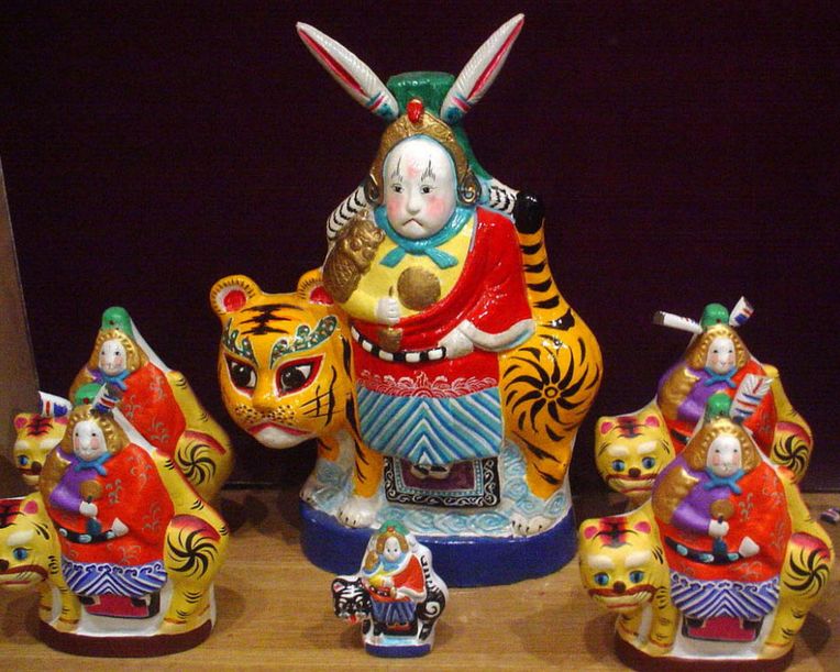 传说兔儿爷是玉兔下凡拯救苍生的样子,宫廷里称之为"太阴君",民间就叫