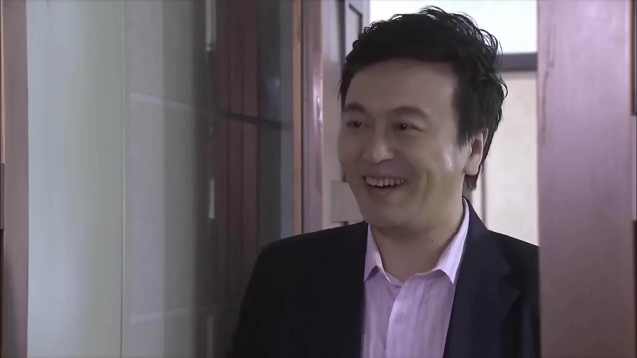 丈夫得知老婆不在家,转身就去敲另一家门,买房