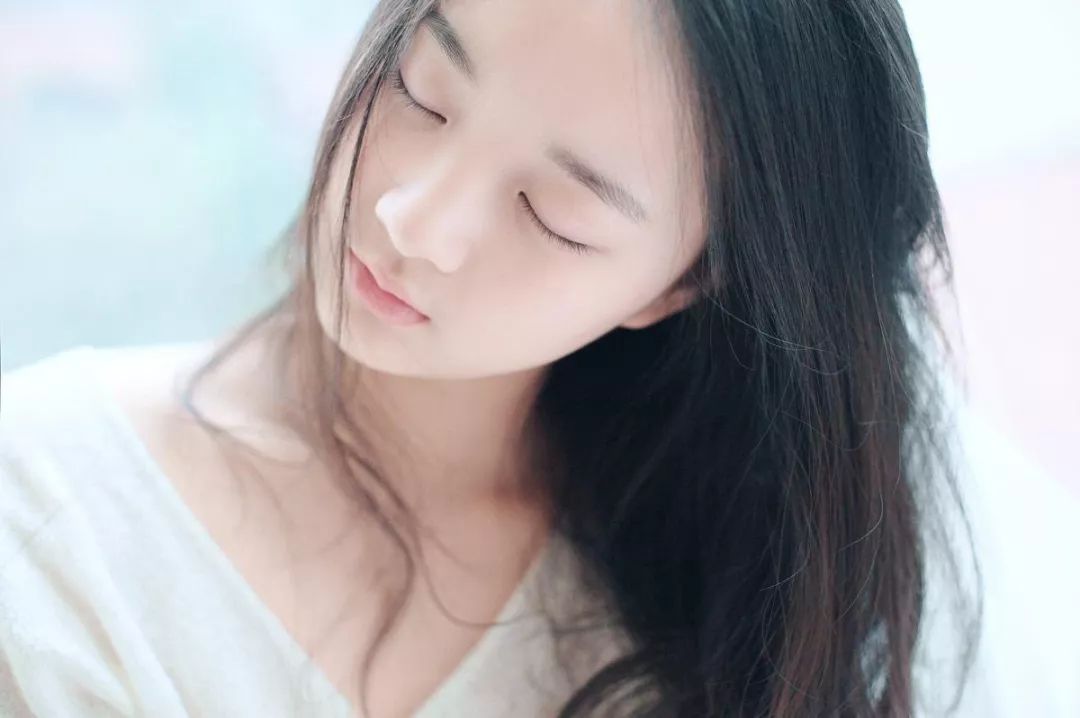 安庆的小姑娘眼睛不算很大,但是水灵灵的,而且眼睫毛比较长.