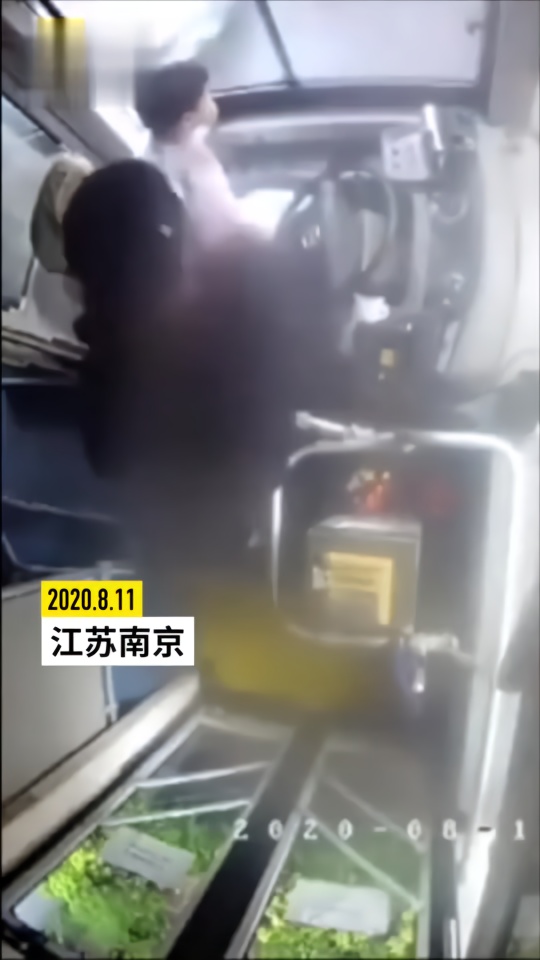 女子公交上摘口罩被劝阻，随后暴打公交司机：警方介入
