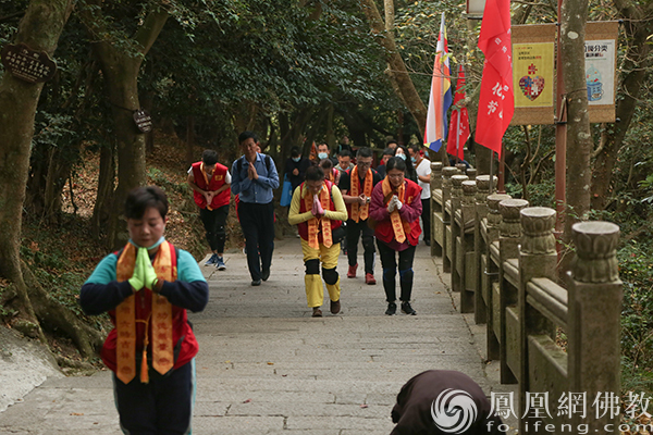 随喜参加的护法居士（图片来源：凤凰网佛教 摄影：普陀山佛教）