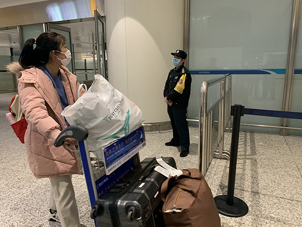 滞留日本的湖北籍中国公民包机抵汉 旅客：能回家挺幸运