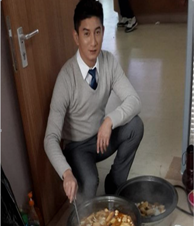 明星们在剧组里吃饭,刘德华和杨颖咋差距那么大?网友:不敢想象