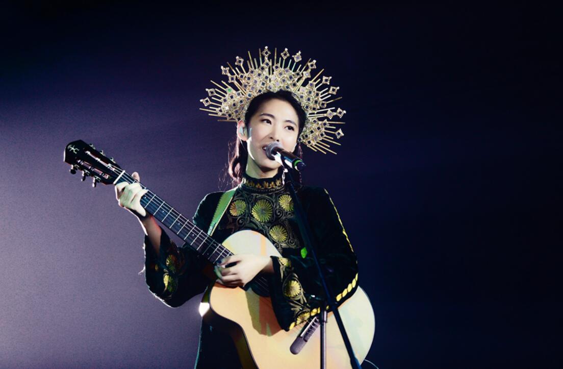 王若琳爱的呼唤巡回演唱会上海初登场身披华丽斗篷化身星空女神
