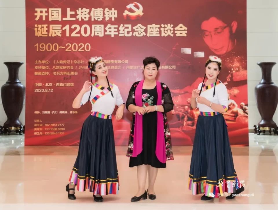 准备为座谈会演出的老兵方阵银帆艺术团演员